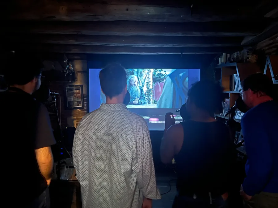 Participants devant l'écran pendant une séance de doublage